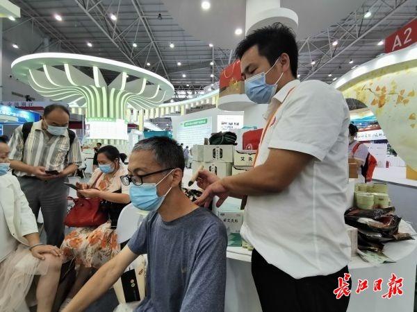 艾條、艾灸貼、養生香……蘄艾產品健博會上受追捧